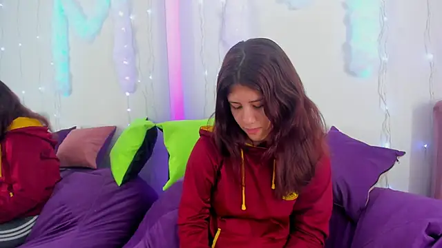 Snapshot of MiaQueen021 chatting on September 25, 2025, 2:21 pm MiaQueen021 online show from September 25, 2025, 2:21 pm