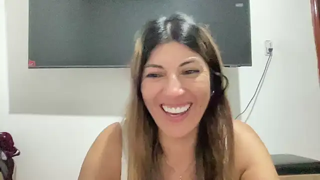 LunaBeya online show from October 12, 2025, 4:55 am