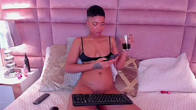 Snapshot of LuciaWallace chatting on February 4, 2025, 10:24 pm LuciaWallace online show from February 4, 2025, 10:24 pm