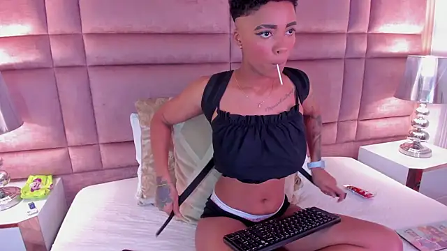 Snapshot of LuciaWallace chatting on March 11, 2025, 11:37 pm LuciaWallace online show from March 11, 2025, 11:37 pm