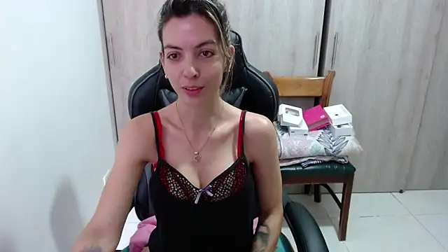 Princezzlove3 online show from February 13, 2025, 2:52 pm