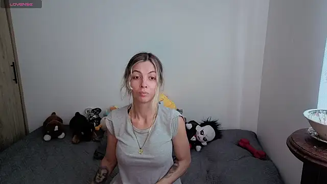 Snapshot of Princezzlove3 chatting on February 9, 2026, 1:04 pm Princezzlove3 online show from February 9, 2026, 1:04 pm