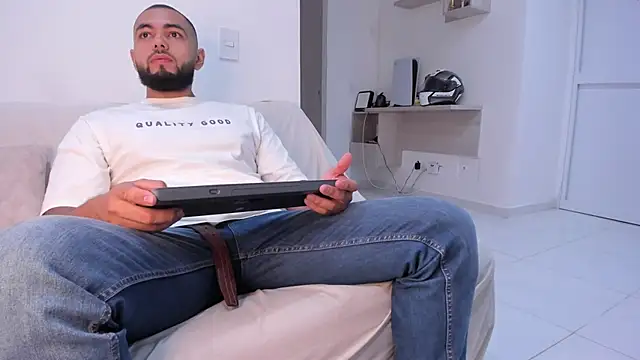 arturguy00 online show from March 1, 2025, 8:10 pm