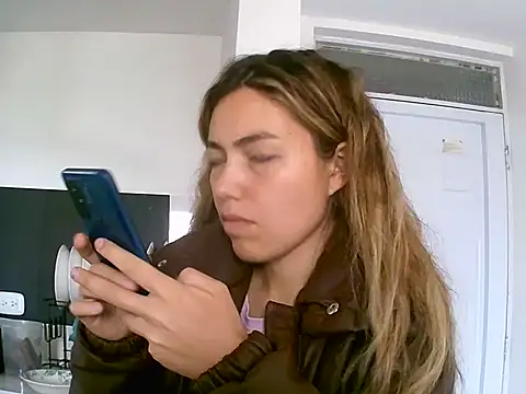 VittoriaTaylor online show from April 18, 2026, 6:34 pm