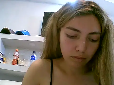 VittoriaTaylor online show from April 18, 2026, 8:20 pm