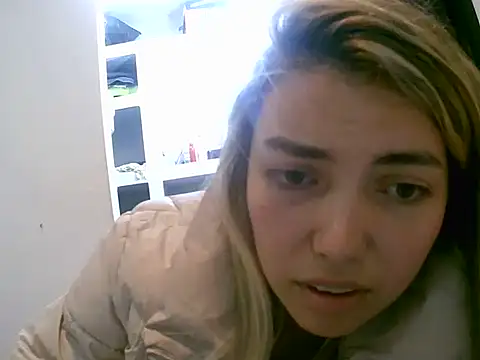 VittoriaTaylor online show from April 20, 2026, 4:10 pm