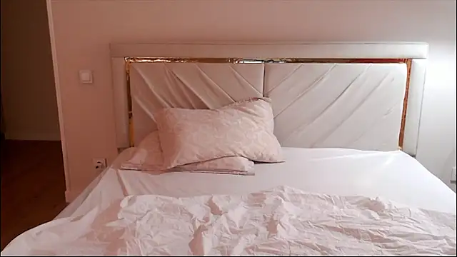 mystiksirenn online show from February 19, 2025, 4:12 am