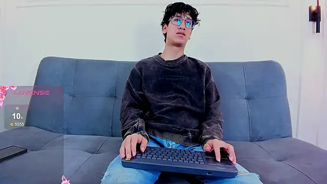 Snapshot of Cum_hunters chatting on June 6, 2026, 3:11 am Cum hunters online show from June 6, 2026, 3:11 am