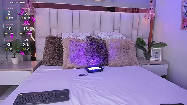 ArianaGolden online show from November 8, 2025, 3:12 pm