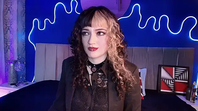 JeanneSabatier online show from May 28, 2026, 7:44 pm
