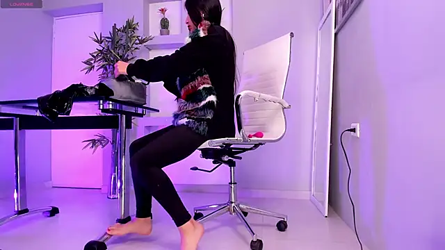 hannah howeell   online show from March 10, 2025, 10:04 am