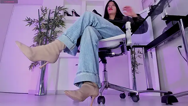 hannah howeell   online show from March 4, 2026, 9:59 am