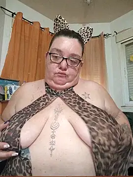 diosacurvy1984 online show from February 17, 2026, 9:28 am