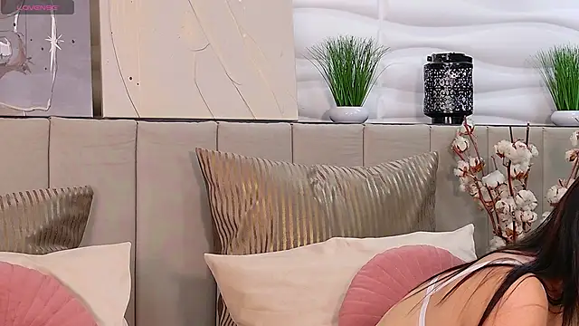 Elly Ross online show from February 16, 2025, 5:15 am