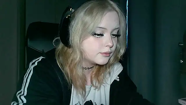 Snapshot of Electro_doll chatting on February 10, 2025, 1:11 pm Electro doll online show from February 10, 2025, 1:11 pm