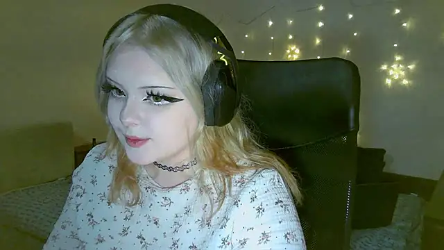 Snapshot of Electro_doll chatting on February 13, 2025, 2:09 pm Electro doll online show from February 13, 2025, 2:09 pm