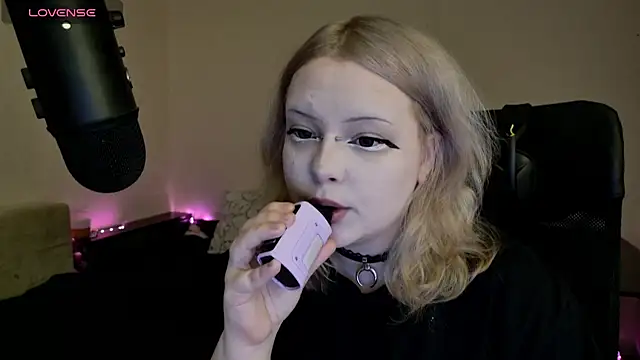 Snapshot of Electro_doll chatting on March 15, 2025, 8:10 pm Electro doll online show from March 15, 2025, 8:10 pm