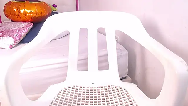 tinyy whore18 online show from November 4, 2025, 3:44 pm