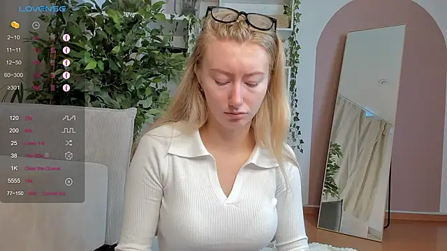 Snapshot of Rachel_Rut chatting on September 18, 2025, 4:14 am Rachel Rut online show from September 18, 2025, 4:14 am