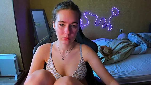 EmilyPaw online show from May 6, 2026, 10:09 am