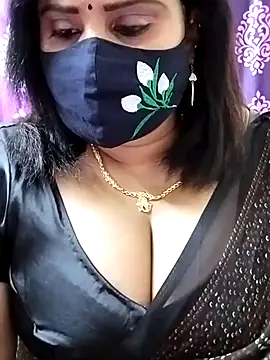 Queenflowerr online show from September 28, 2025, 5:51 pm