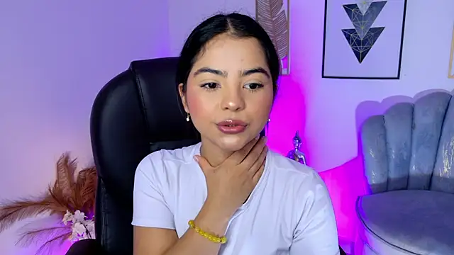 Snapshot of Layla_Breezee chatting on April 21, 2026, 11:05 am Layla Breezee online show from April 21, 2026, 11:05 am