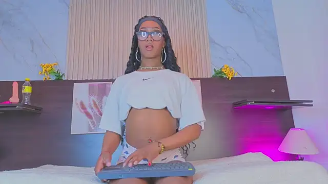 nahomy james25 online show from October 5, 2025, 10:40 pm