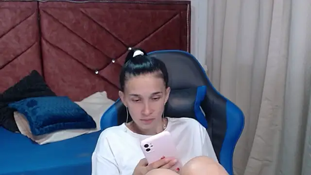 victoria adams07 online show from February 13, 2026, 7:32 pm