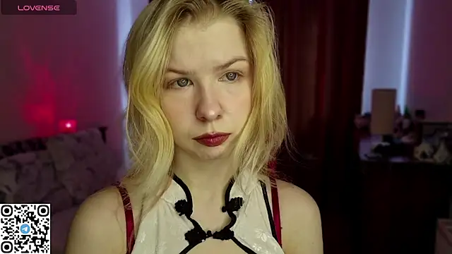 Snapshot of LynetHakes chatting on April 12, 2026, 6:29 am LynetHakes online show from April 12, 2026, 6:29 am