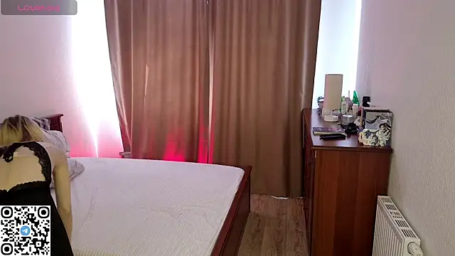 Snapshot of LynetHakes chatting on April 15, 2026, 6:20 am LynetHakes online show from April 15, 2026, 6:20 am