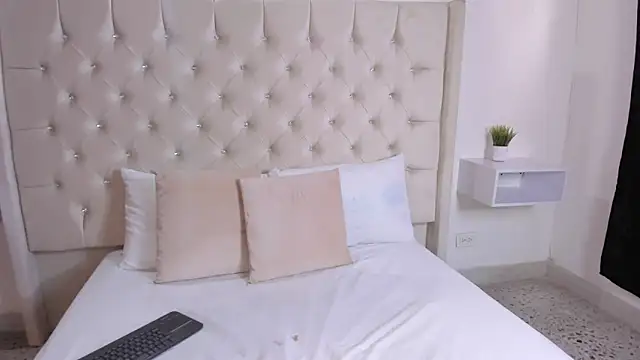 Snapshot of bella_bloomg chatting on March 18, 2025, 7:31 pm bella bloomg online show from March 18, 2025, 7:31 pm