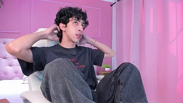 Snapshot of Alezzandro_ chatting on January 22, 2025, 2:14 pm Alezzandro online show from January 22, 2025, 2:14 pm