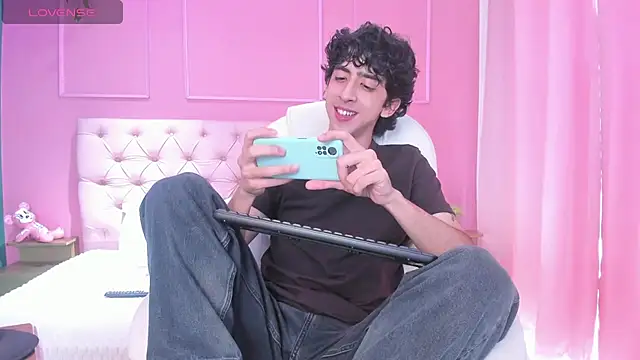 Snapshot of Alezzandro_ chatting on January 23, 2025, 2:28 pm Alezzandro online show from January 23, 2025, 2:28 pm