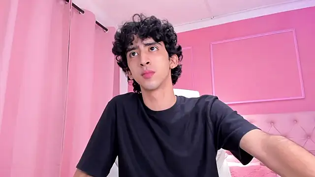 Snapshot of Alezzandro_ chatting on February 4, 2025, 2:32 pm Alezzandro online show from February 4, 2025, 2:32 pm