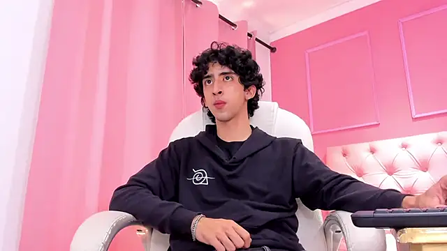 Snapshot of Alezzandro_ chatting on February 4, 2025, 5:45 pm Alezzandro online show from February 4, 2025, 5:45 pm