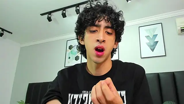 Snapshot of Alezzandro_ chatting on February 11, 2025, 2:35 pm Alezzandro online show from February 11, 2025, 2:35 pm