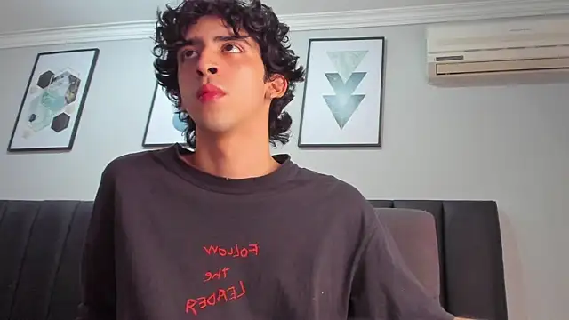 Snapshot of Alezzandro_ chatting on February 12, 2025, 5:58 pm Alezzandro online show from February 12, 2025, 5:58 pm