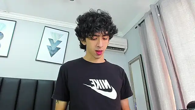 Snapshot of Alezzandro_ chatting on February 19, 2025, 2:23 pm Alezzandro online show from February 19, 2025, 2:23 pm