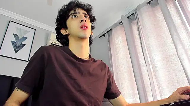 Snapshot of Alezzandro_ chatting on February 20, 2025, 2:35 pm Alezzandro online show from February 20, 2025, 2:35 pm