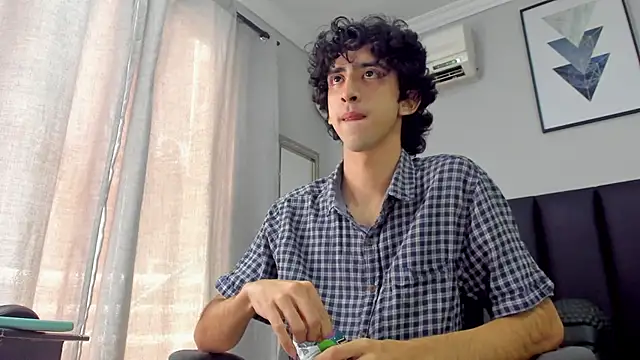 Snapshot of Alezzandro_ chatting on February 26, 2025, 2:14 pm Alezzandro online show from February 26, 2025, 2:14 pm