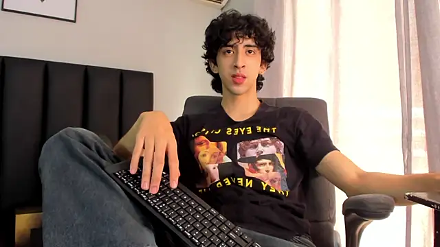 Snapshot of Alezzandro_ chatting on February 27, 2025, 2:43 pm Alezzandro online show from February 27, 2025, 2:43 pm