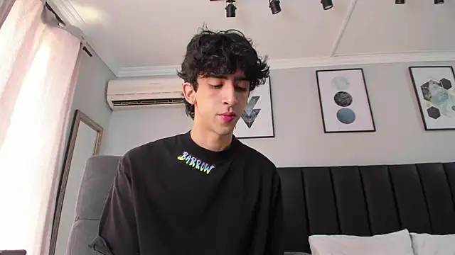 Snapshot of Alezzandro_ chatting on March 10, 2025, 2:05 pm Alezzandro online show from March 10, 2025, 2:05 pm