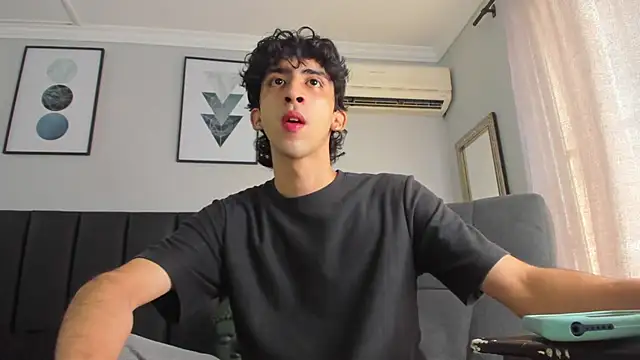 Snapshot of Alezzandro_ chatting on March 11, 2025, 2:40 pm Alezzandro online show from March 11, 2025, 2:40 pm