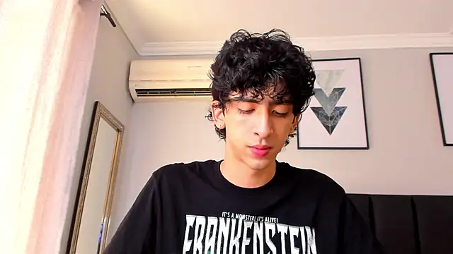 Snapshot of Alezzandro_ chatting on March 15, 2025, 4:54 pm Alezzandro online show from March 15, 2025, 4:54 pm