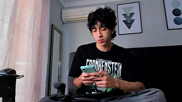 Snapshot of Alezzandro_ chatting on March 15, 2025, 8:10 pm Alezzandro online show from March 15, 2025, 8:10 pm