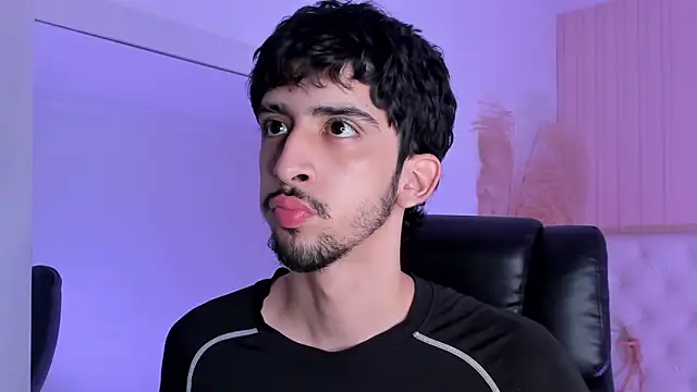 Snapshot of Alezzandro_ chatting on September 15, 2025, 8:31 pm Alezzandro online show from September 15, 2025, 8:31 pm