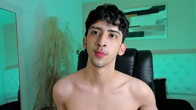 Snapshot of Alezzandro_ chatting on October 7, 2025, 8:39 pm Alezzandro online show from October 7, 2025, 8:39 pm