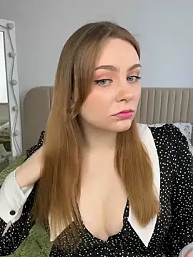 Snapshot of MiaM00N chatting on February 25, 2025, 7:20 am MiaM00N online show from February 25, 2025, 7:20 am