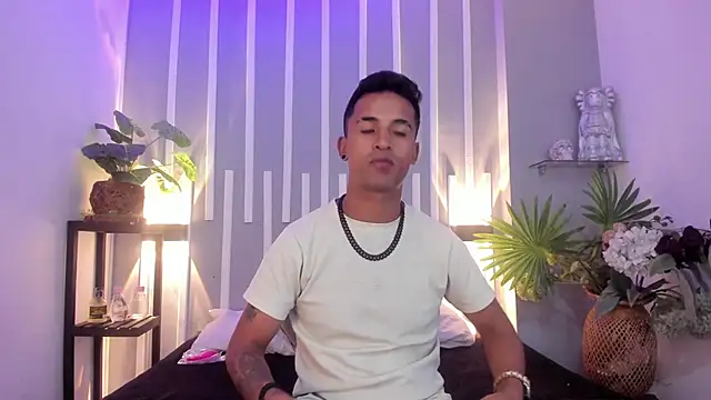 Nikki and Mayk online show from November 14, 2025, 2:43 am