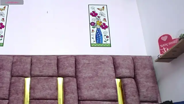 VICTORIAHANK  online show from April 17, 2026, 7:17 pm